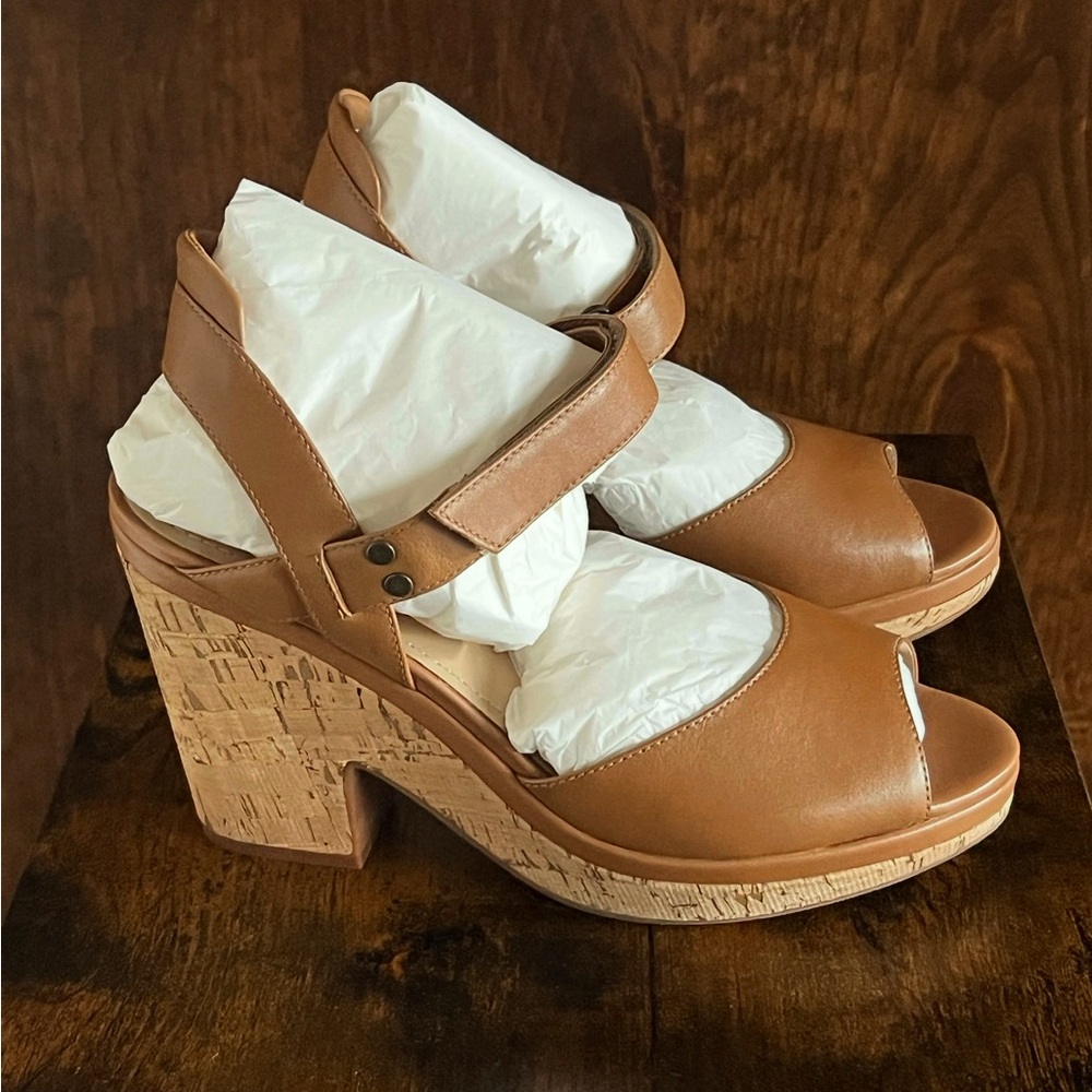 Johnston & Murphy Ashlyn saddle tan sandals size 9